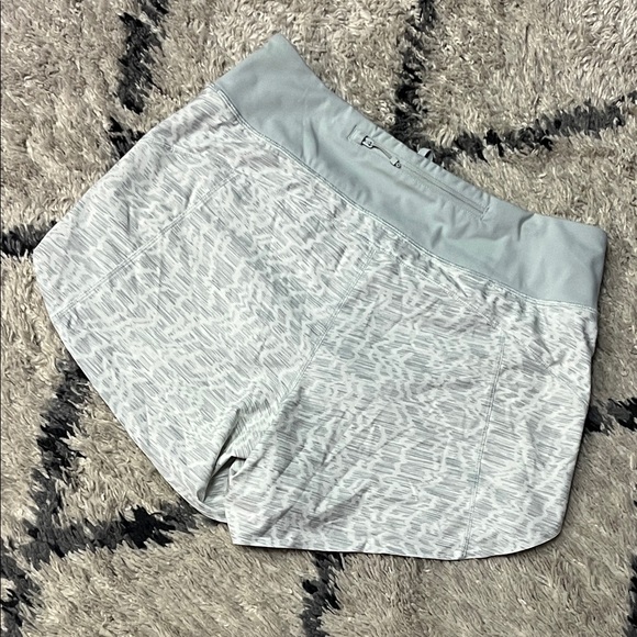 NWOT Athleta Printed Run With It 3.5” Shorts - Picture 3 of 10